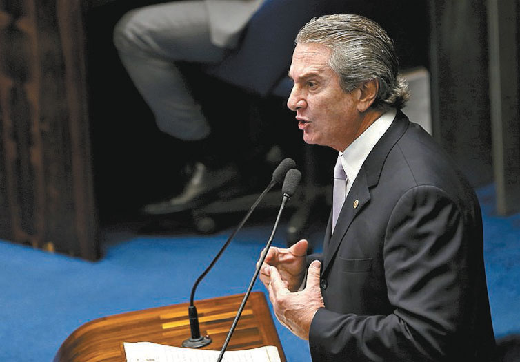 Senador Fernando Collor (PTB-AL) discursa no Senado