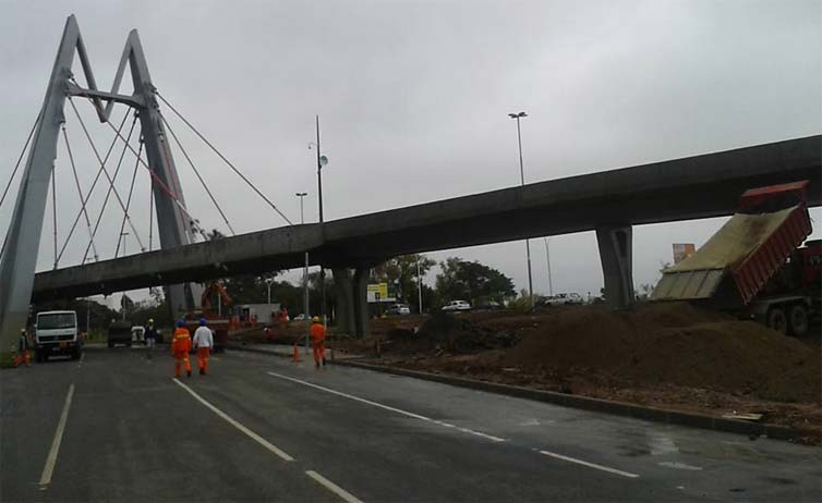 Obras no viaduto Pinheiro Borda, em Porto Alegre, um dia antes da visita da presidente Dilma Rousseff