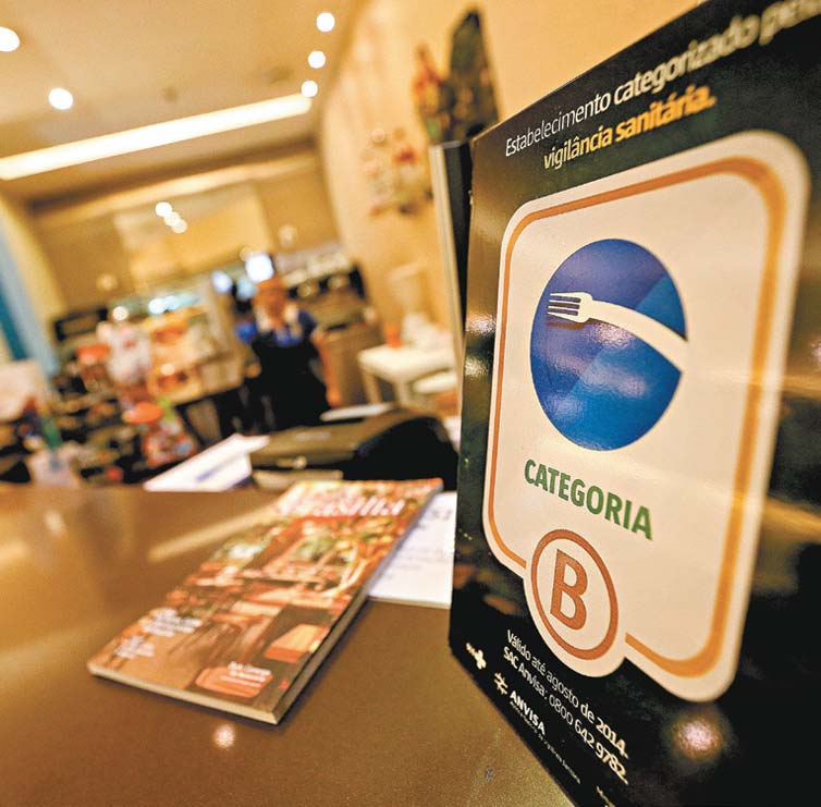 Vigilncia sanitria instala placa com nota para higiene de restaurante em Braslia; estabelecimentos de 26 cidades foram categorizados em "A", "B" e "C"