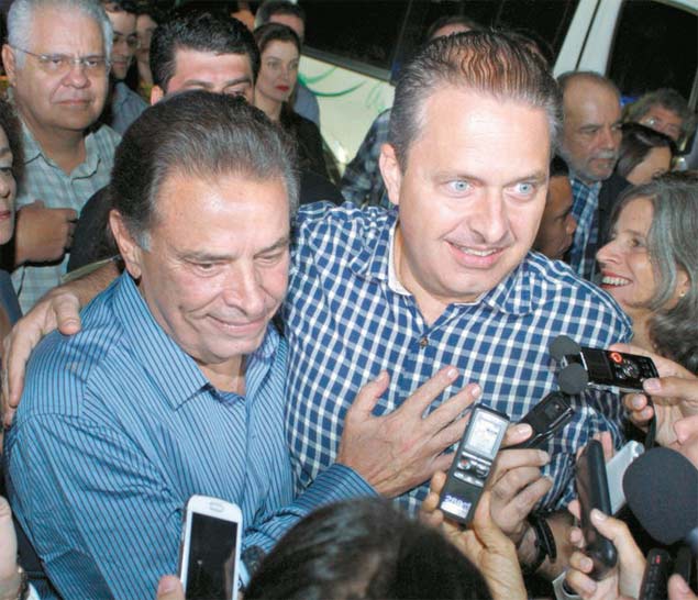 Campos abraa o governador Joo Lyra Neto, em Caruaru