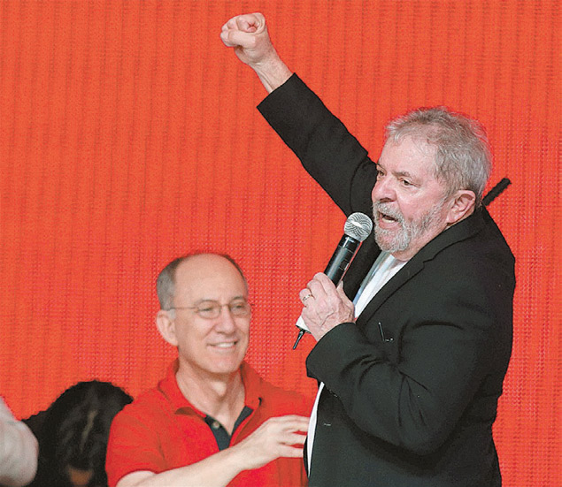 Ex-presidente Lula discursa sob o olhar de Rui Falco