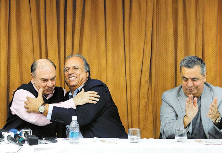 Csar Maia (DEM) abraa Luiz Fernando Pezo (PMDB), ao lado do deputado Jorge Picciani 