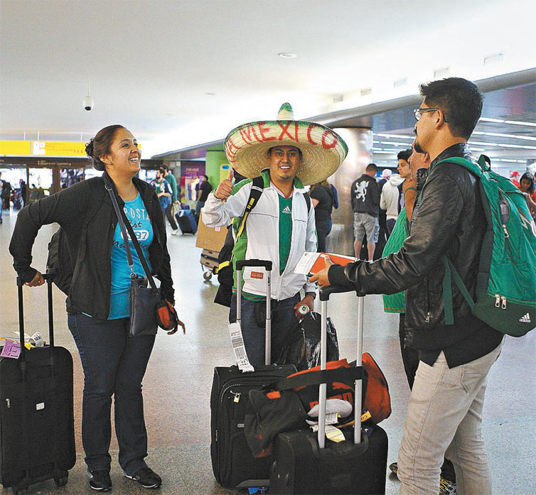 Mexicanos passam pelo aeroporto de Cumbica; número de turistas cresce 120% na Copa