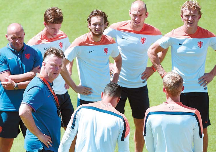 Van Gaal fala com os jogadores da Holanda, uma das selees que joga com 3 zagueiros