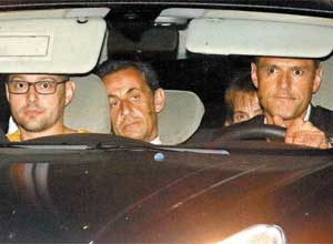 No banco de trs do carro, Nicolas Sarkozy deixa delegacia para se apresentar a um juiz