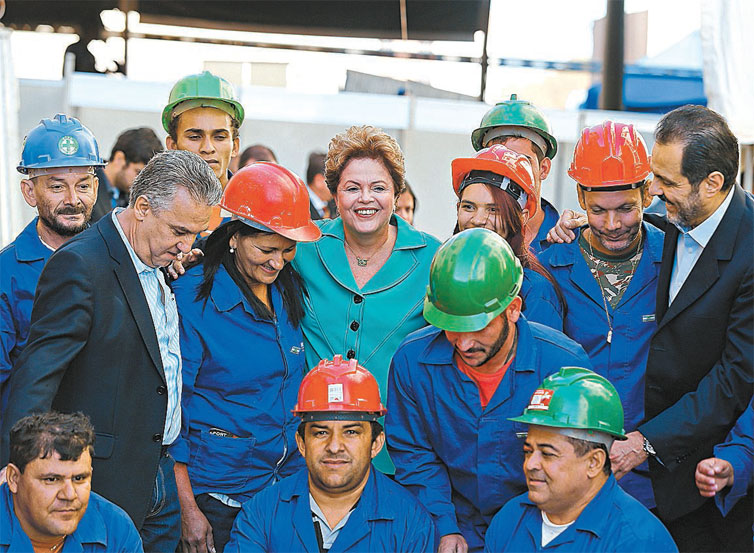 Com o governador Agnelo Queiroz ( dir.), Dilma posa para fotos com operrios no DF
