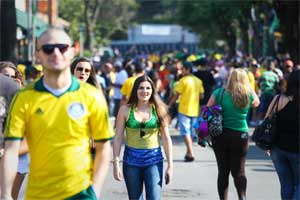 Torcedores chegam  Vila Madalena para acompanhar a partida entre Brasil e Colmbia