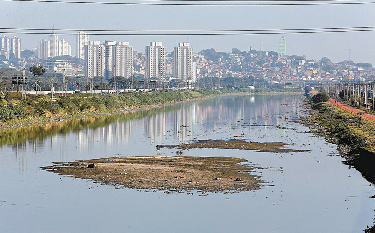 Montes de lixo e areia no rio Pinheiros, na altura da ponte Cidade Universitria (Butant); lixo se acumula nas margens