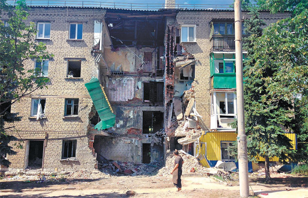 Escombros de prdio alvejado por mssil na semana passada em Snizhne, na fronteira da Ucrnia com a Rssia; rebeldes acusam governo pelo ataque