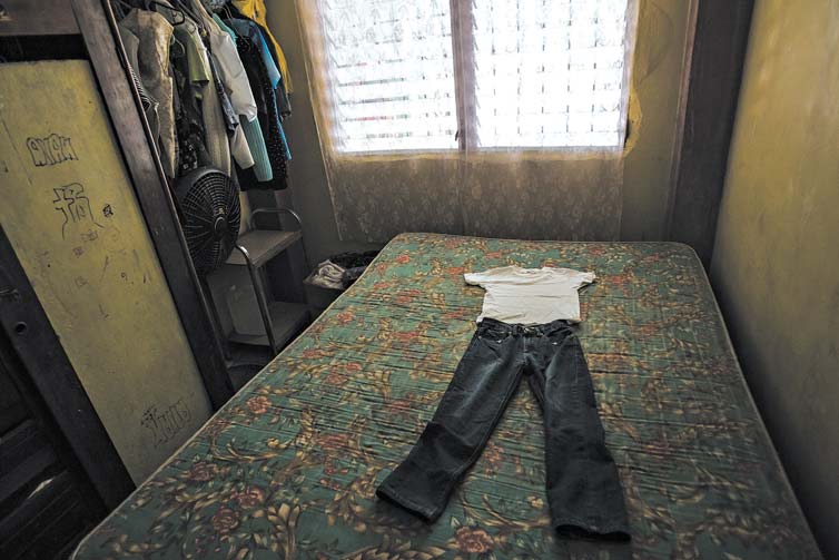 Roupas foram estendidas em memriade Kenneth Castellanos, 7, torturado emorto em San Pedro Sula