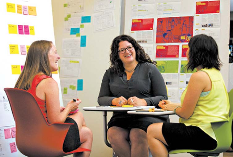 Sandy Speicher (ao centro) passou seis meses colaborando com funcionrios da Ideo para projetar as escolas