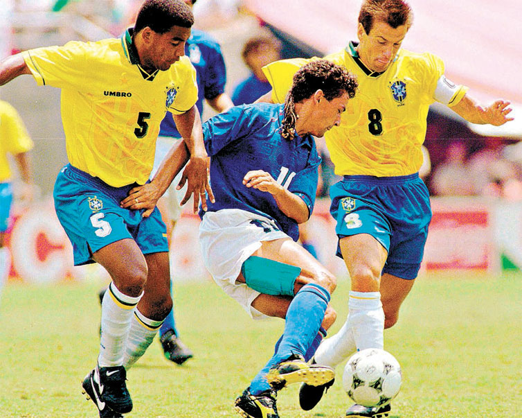 Mauro Silva ( esq.) e Dunga marcam o italiano Baggio na final de 1994