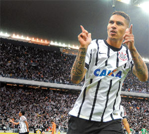 O atacante Guerrero comemora gol do Corinthians