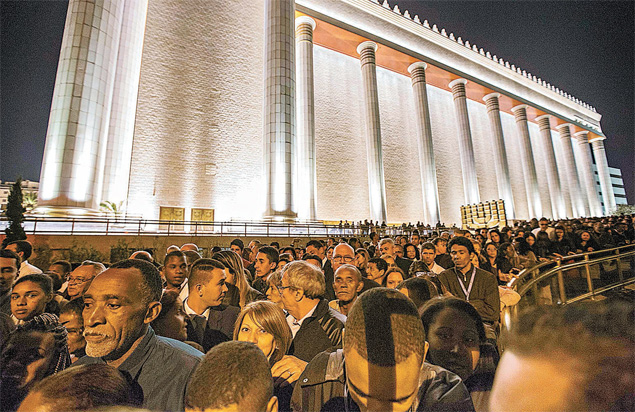 Fiis do lado de fora do Templo de Salomo, na vspera da inaugurao, em So Paulo