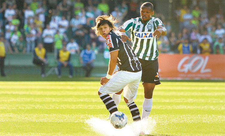 Romero ( frente) durante jogo do Corinthians