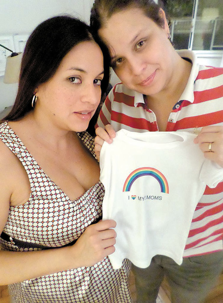 O casal de venezuelanas Migdely Miranda ( esq.) e Gini Soto
