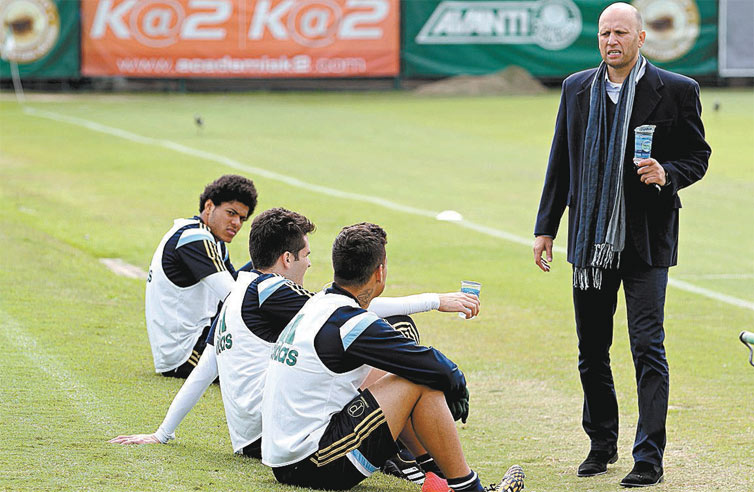 Omar Feitosa ( dir.) aps conversa com o elenco do Palmeiras no treino na Academia