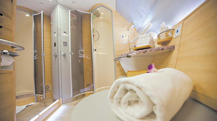 A cabine de primeira classe do Airbus A380 da Emirates inclui chuveiros. O modelo comeou a voar sete anos atrs