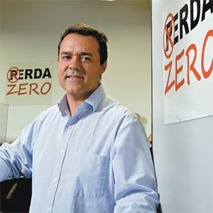 Renato de Paula, dono de uma empresa que recicla crachs 