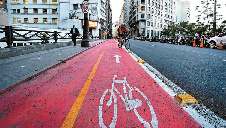 Ciclista pedala por ciclovia na rua Boa Vista, no centro