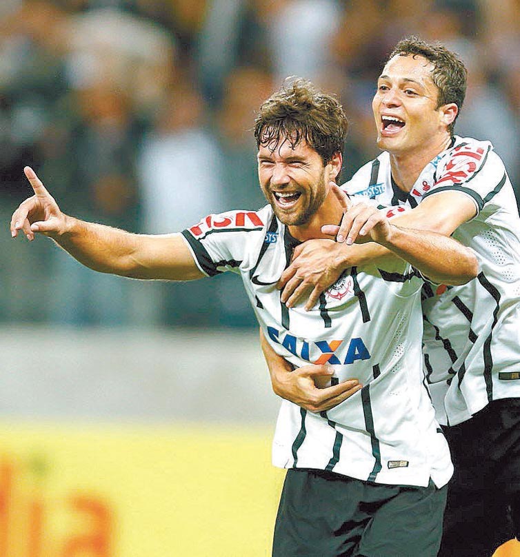 Felipe ( esq.) festeja seu gol, com Anderson Martins durante jogo do Corinthians