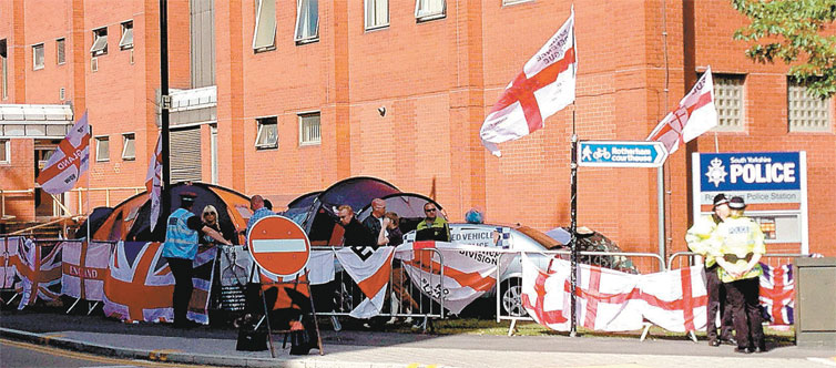 Membros da Liga da Defesa Inglesa acampados em frente  sede da polcia de Rotherham para protestar contra paquistaneses