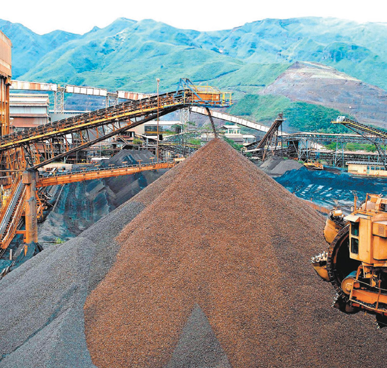 Produo de minrio de ferro em mina da Vale em MG