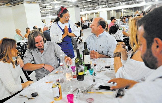 Em evento recente em Nova Orleans, foi pedido aos convidados que avaliassem a refeio do chef Jae Jung ( esq.)