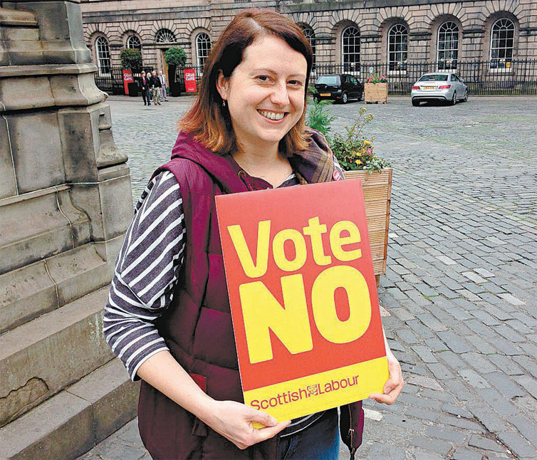 Em Edimburgo, a jovem Hannah Cook faz campanha pelo no  separao da Esccia