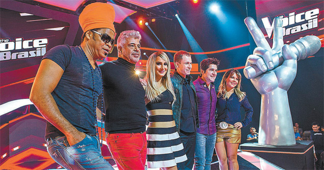 No palco do 'The Voice Brasil', Carlinhos Brown, Lulu Santos, Claudia Leitte, Tiago Leifert, Daniel e Fernanda Souza