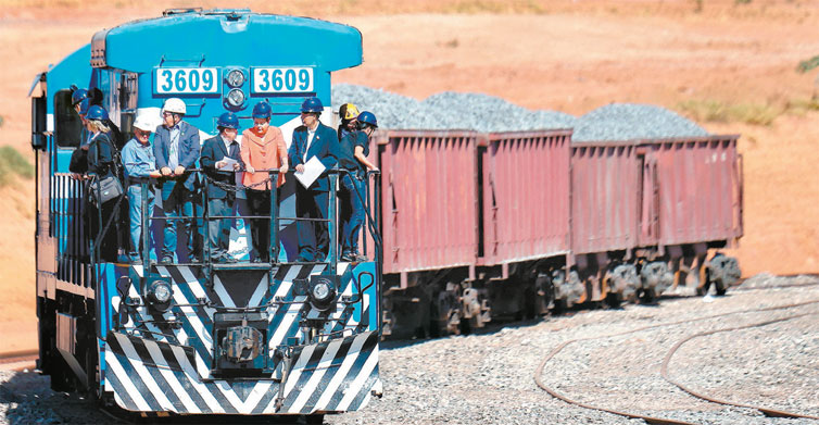 A presidente Dilma Rousseff em visita a trecho da ferrovia Norte-Sul em Anpolis, Gois