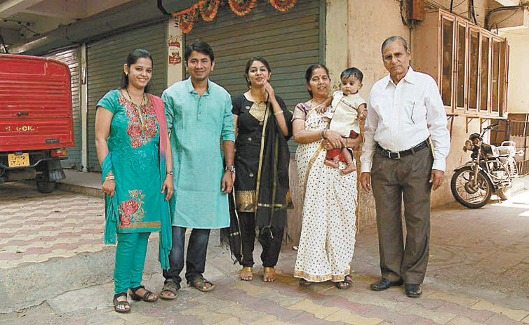 Famlia Vishwakarma posa para foto em Pune, na ndia