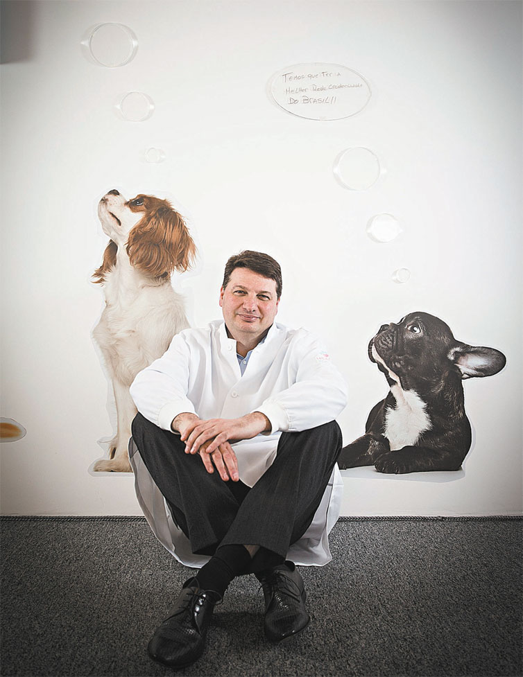 O mdico Fernando Leibel, fundador de uma empresa de planos de sade para animais de estimao