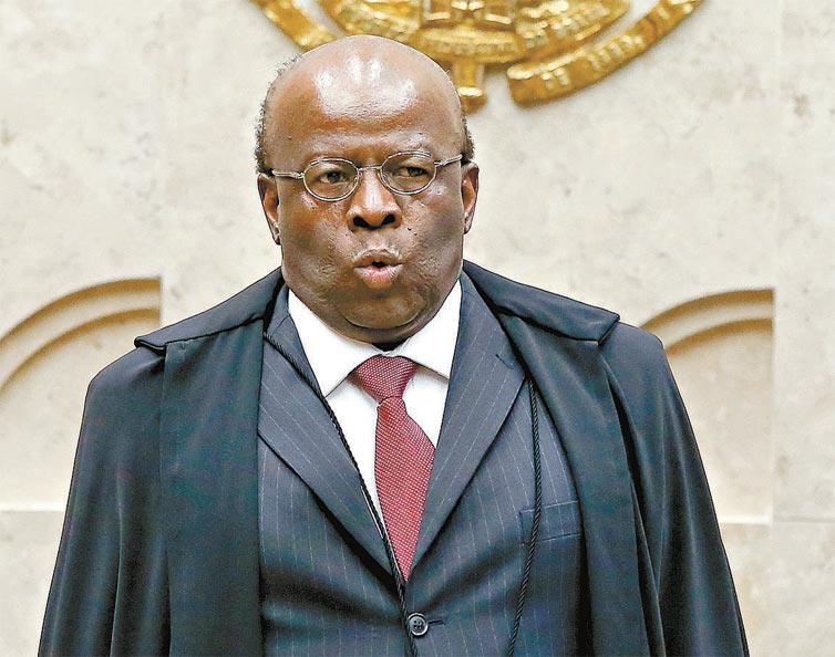 O ento presidente do supremo, Joaquim Barbosa, durante sesso da corte em julho