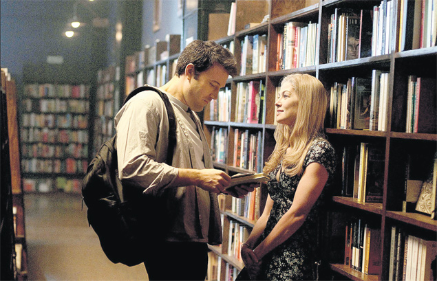 Os atores Ben Affleck e Rosamund Pike, que interpretam o casal Nick e Amy Dunne, durante cena de 'Garota Exemplar', sob direo de David Fincher