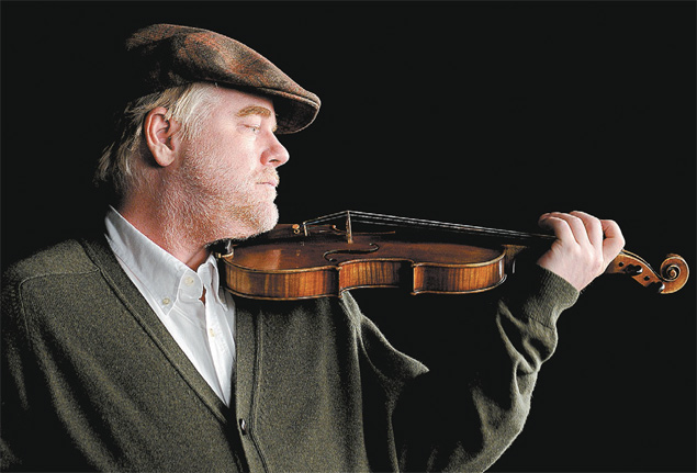 Num de seus ltimos filmes, Philip Seymour Hoffman, morto neste ano,  o violinista Robert