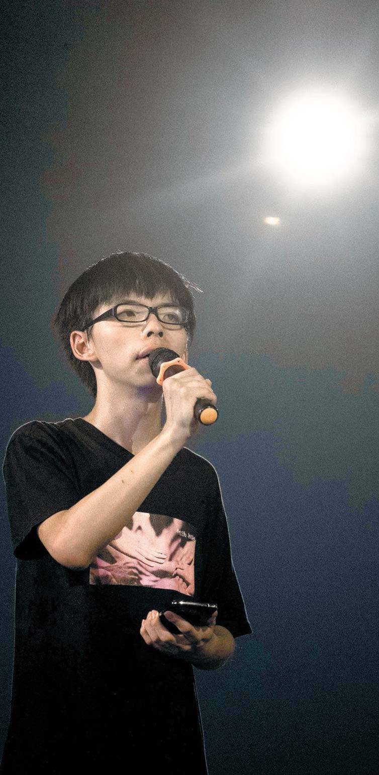 Joshua Wong discursa em manifestao em Hong Kong