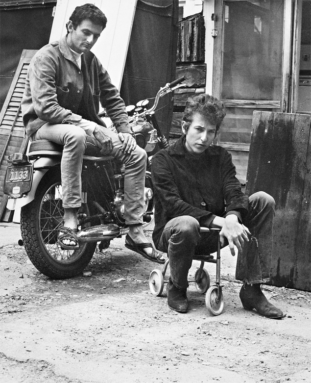 Victor Maymudes e Bob Dylan fotografados em fazenda de Woodstock, em 1964