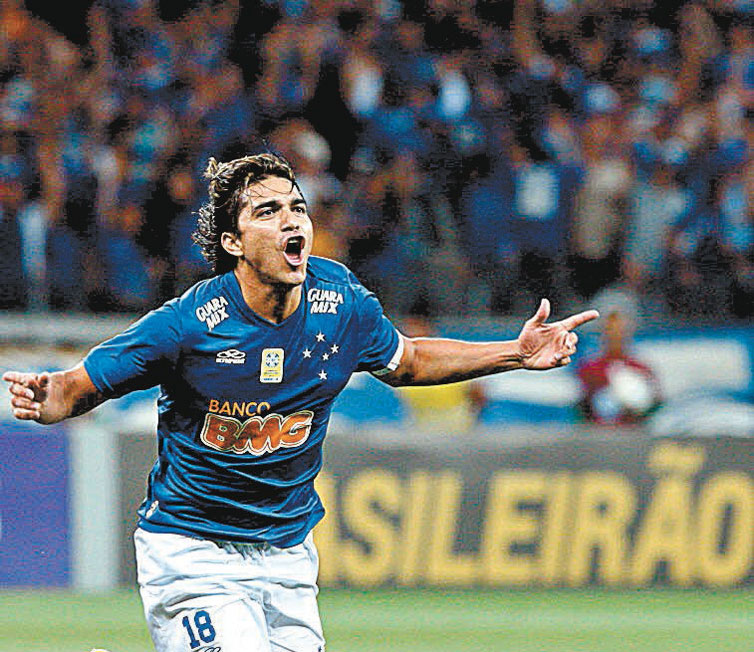 Marcelo Moreno comemora gol do Cruzeiro no Mineiro