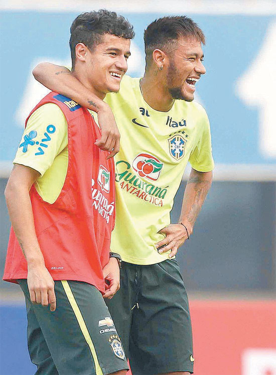 Philippe Coutinho ( esq.) e Neymar em treino da seleo brasileira