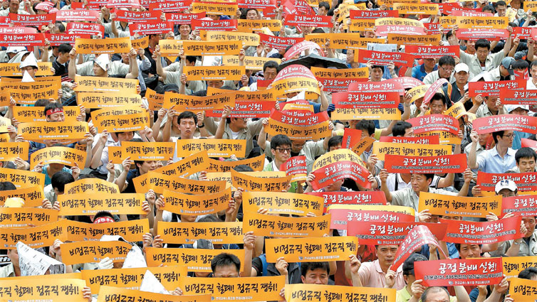 Trabalhadores fazem greve na montadora Hyundai em Ulsan, na Coreia do Sul, em que reivindicam pagamento de hora extra e jornada menor
