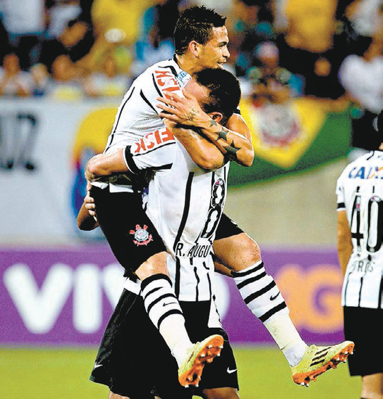O atacante Luciano ( esq.) comemora gol em partida realizada no Itaquero
