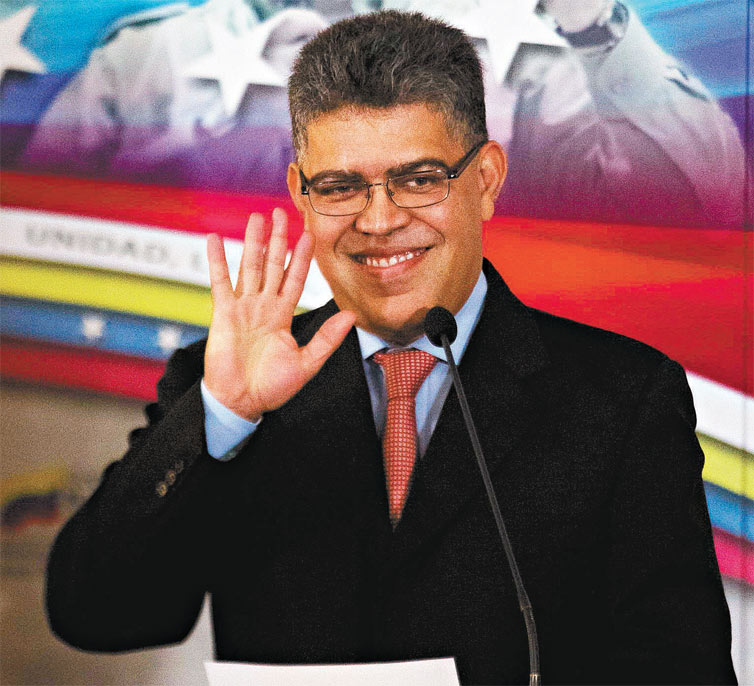 O ministro Elias Jaua acena durante um evento do governo em Caracas, a capital da Venezuela, em fevereiro desse ano