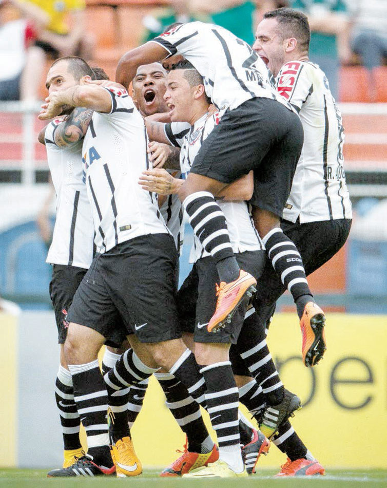 Danilo celebra o gol de empate no clssico paulista
