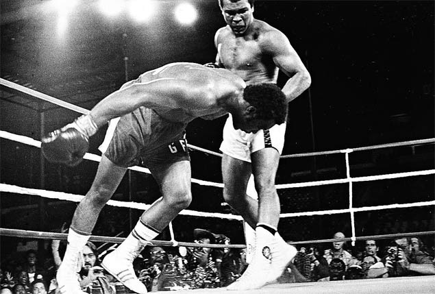 Muhammad Ali derruba Foreman em confronto na África