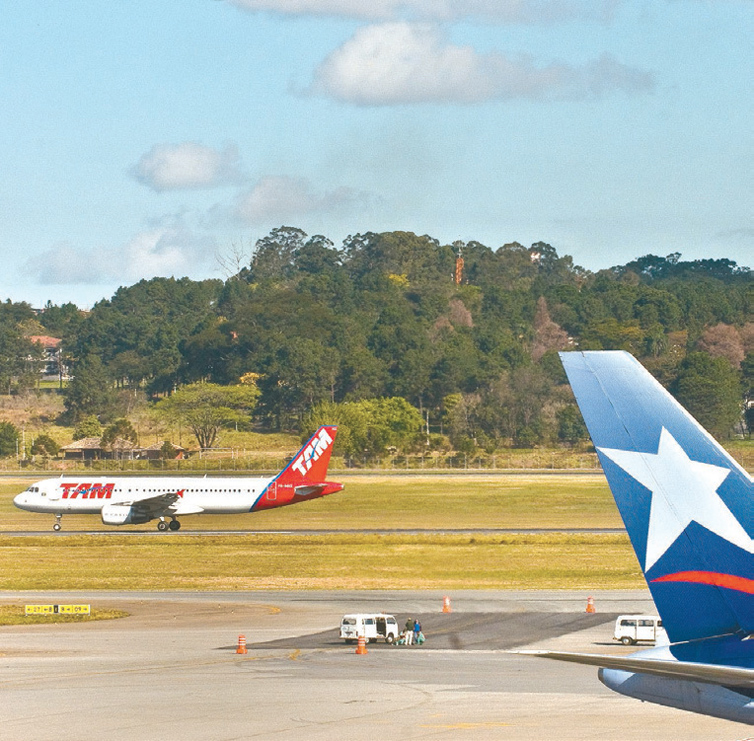 Aeronaves da TAM e da LAN no aeroporto de Guarulhos