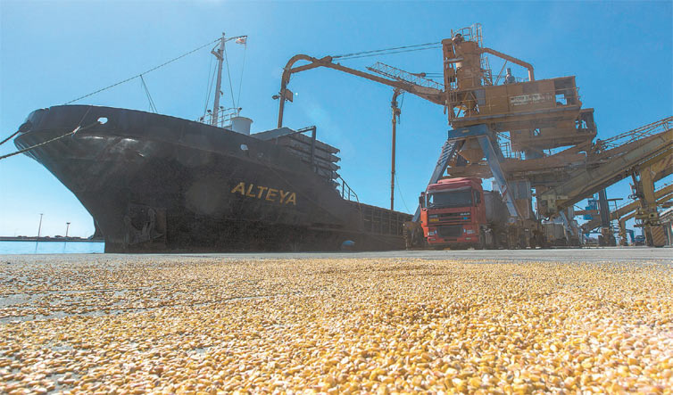 Navio carrega milho em porto de Limassol; o Brasil fez o primeiro carregamento, em setembro, do cereal para a China