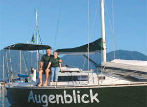 O casal Jadyr, 56, e Elfriede, 59, no Augenblick, veleiro que construram por 26 anos