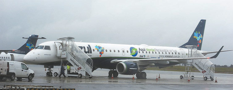 Avio Embraer 195 da Azul  abastecido em Viracopos (Campinas); empresa era maior beneficiada por verso anterior