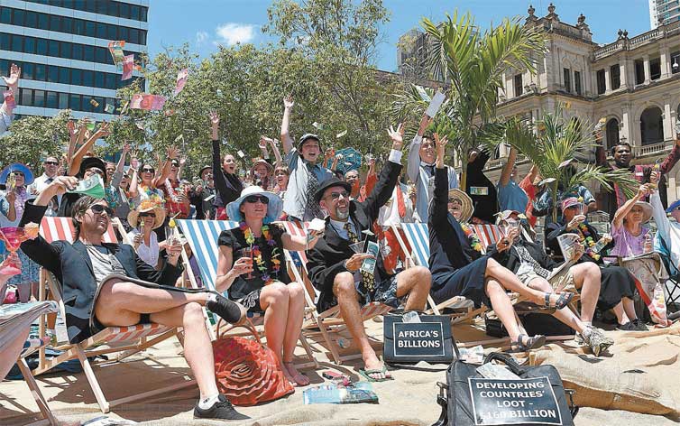 Vestidos de contadores e simulando uma praia em paraíso fiscal, manifestantes protestam contra o G20 em Brisbane (Austrália)